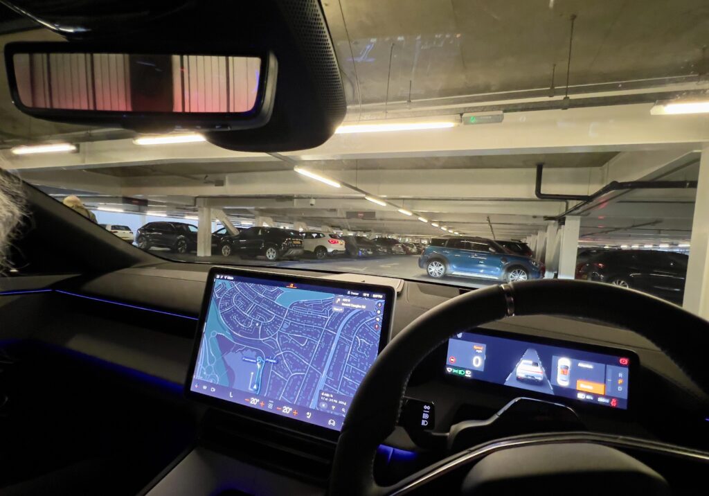 Image of the dashboard and mirror display of a Polestar 4 BEV